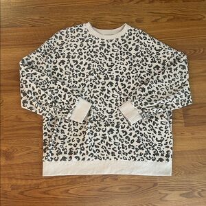 Women’s Oversized Leopard Print Crewneck